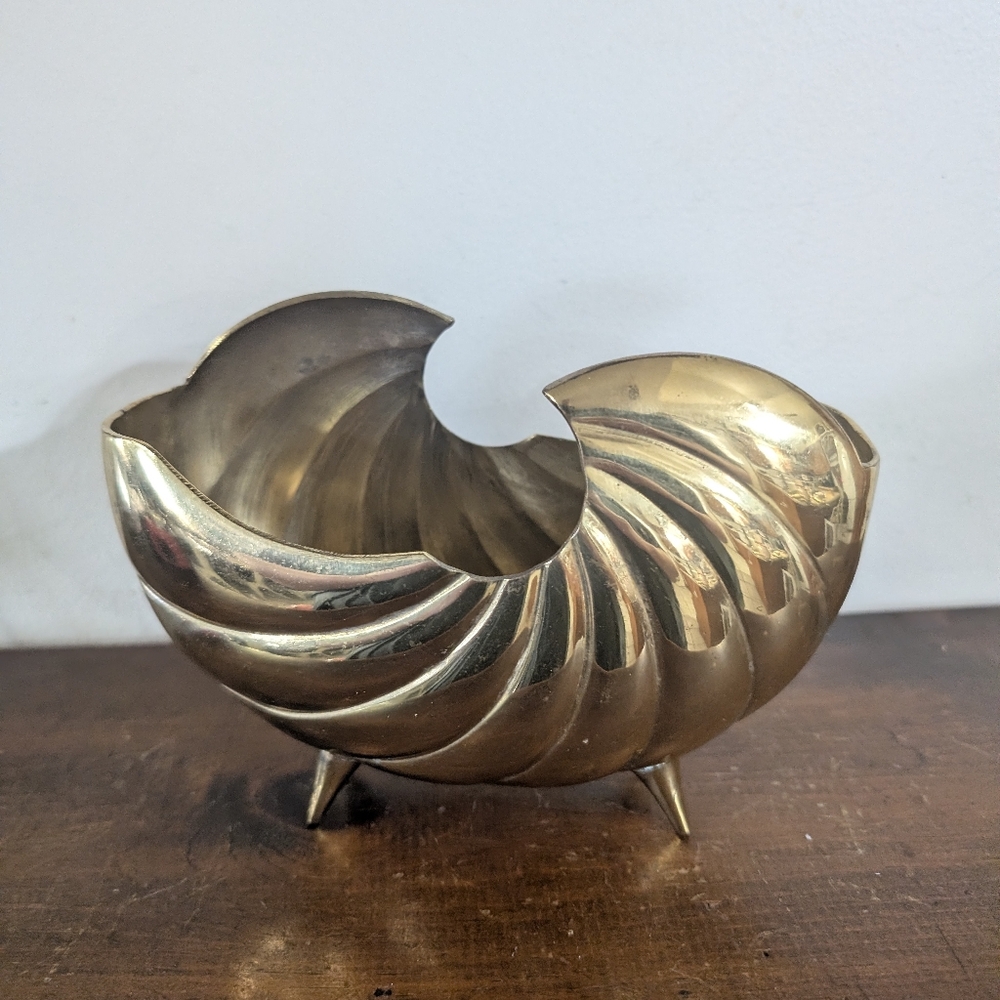 Vintage Large Scalloped Brass Nautilus Seashell Vase Tapered Mid Century Feet MC